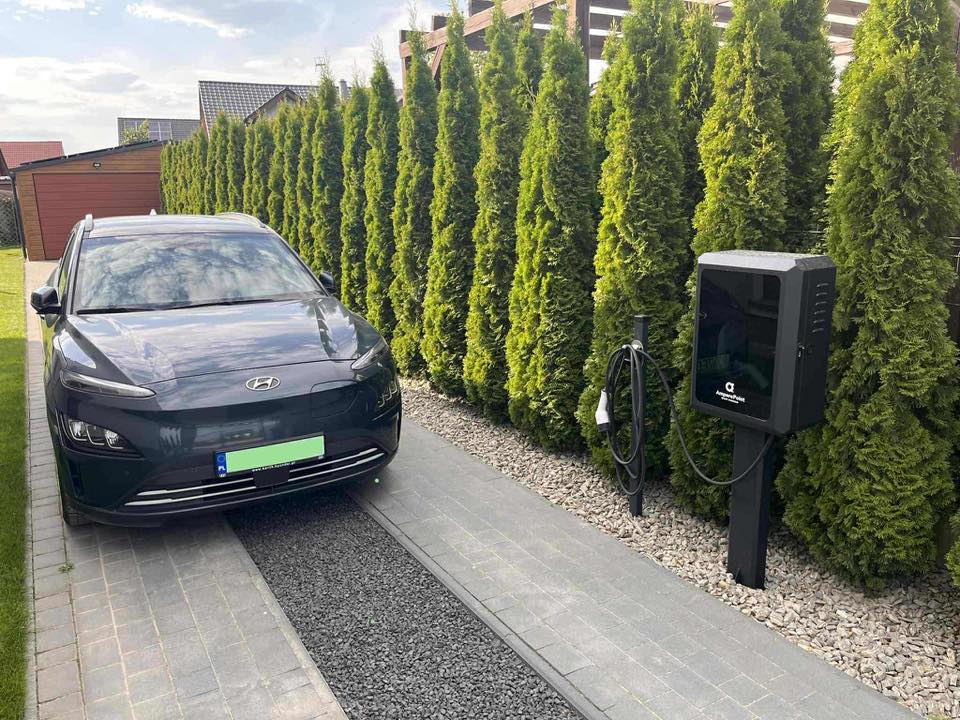 Kovová skříň pro nabíječku EV AMP-BOX s pólem