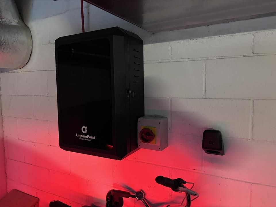 Kovová skříň pro nabíječku EV AMP-BOX s pólem